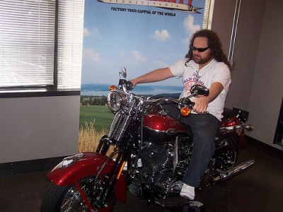 עידוק רוכב על הארלי דייווידסון. צילום: אהוד קינן, cc-by-nc