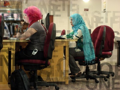 נשים גולשות באינטרנט. צילום: Guido ''random'' Alvarez, cc-by