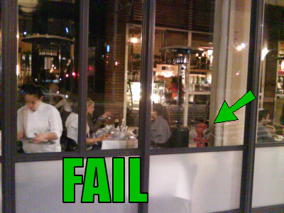 ברז כיבוי מאחורי קיר זכוכית בבראסרי. צילום: איתן שלו ברז כיבוי מאחורי קיר זכוכית בבראסרי. צילום: איתן שלו