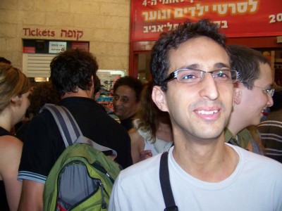 אהוד קינן עם בן-דרור ימיני ברקע. צילום: עידו קינן, cc-by-nc-sa