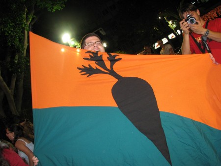 מעריץ "המוסד הסגור" עם דגל סוג'יירה. צילום: היפופוטם הפקות יוקרה