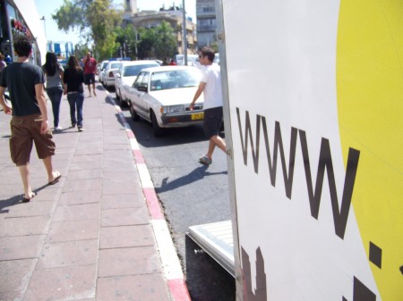 www על משאית. צילום: עידו קינן, cc-by-sa www על משאית. צילום: עידו קינן, cc-by-sa