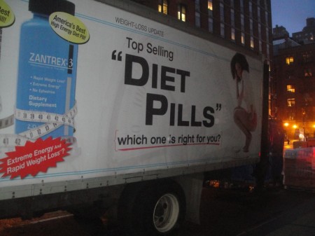 מרכאות מיותרות על משאית diet pills בניו יורק. צילום: יותם הדר