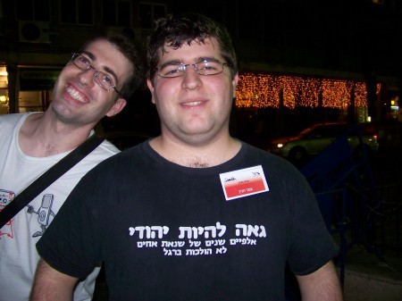 חולצת "גאה להיות יהודי (אלפיים שנים של שנאת אחים לא הולכות ברגל). צילום: עידו קינן (cc-by-sa) חולצת "גאה להיות יהודי (אלפיים שנים של שנאת אחים לא הולכות ברגל). צילום: עידו קינן (cc-by-sa)