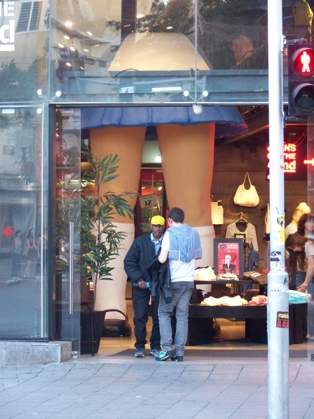 הרגליים של אליס בארץ הפלאות, סניף קסטרו בדיזנגוף סנטר. צילום: עידו קינן, חדר 404 (cc-by-sa)